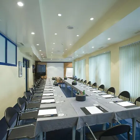 City Hotel מלון